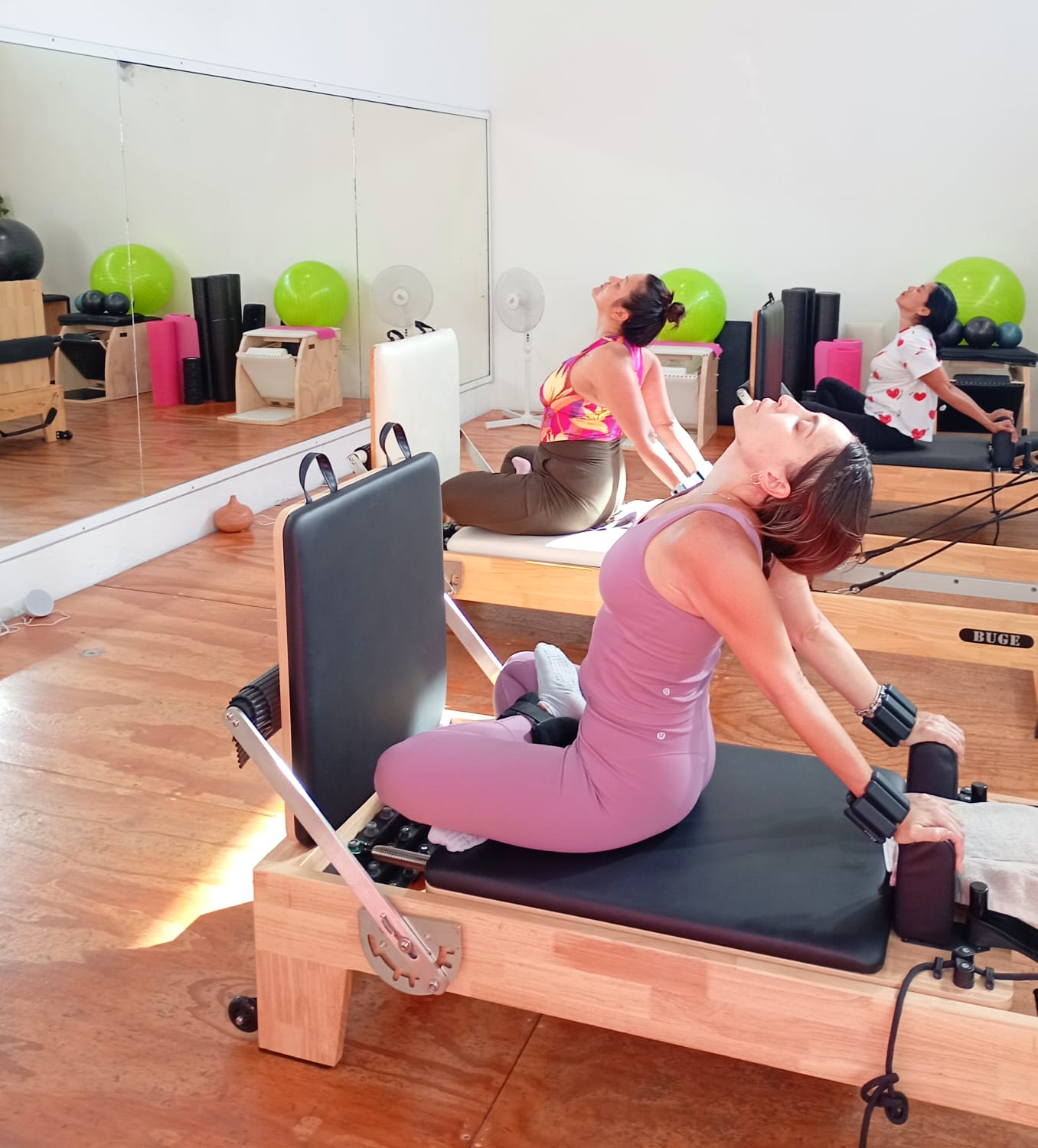 Clase de Pilates Reformer en máquina